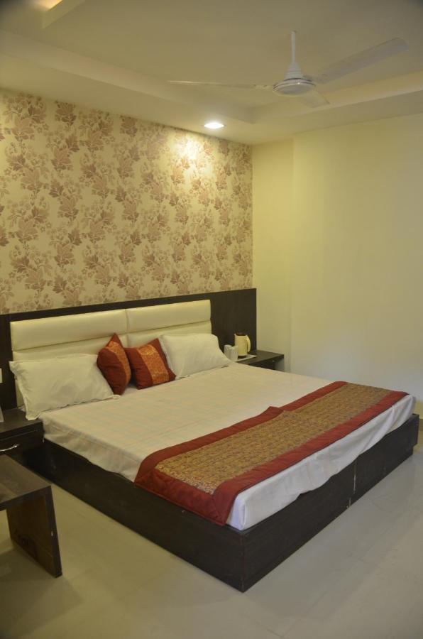 Hotel Krishna Galaxy Kanpur Buitenkant foto