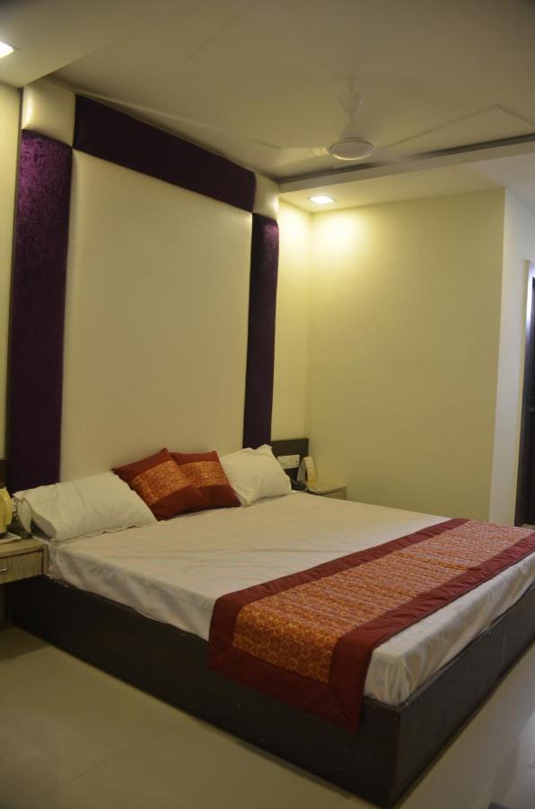 Hotel Krishna Galaxy Kanpur Buitenkant foto